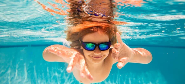 Gyerek Medencében Merül Vízbe Kisgyerek Víz Alatt Úszik Medencében Gyermek — Stock Fotó
