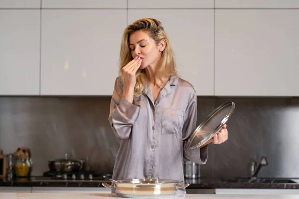 Una Donna Che Cucina Cucina Gusto Delizioso Casalinga Sexy Mattina — Foto Stock