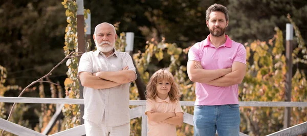 Männliche Generationenfamilie Mit Drei Verschiedenen Generationen Alter Von Großvater Und — Stockfoto