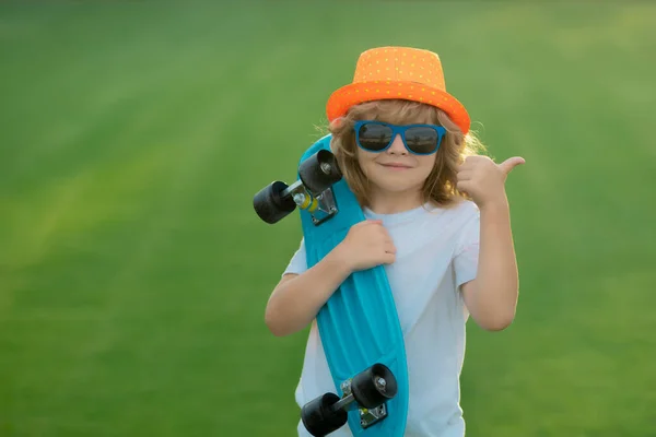 Kind Mit Skateboard Sommergarten Lustiger Junge Stylischer Skater Mit Skateboard — Stockfoto