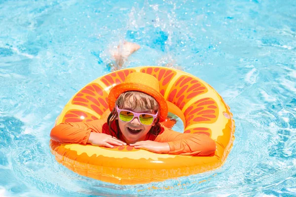Chlapec Plaval Hrál Bazénu Dítě Hrající Bazénu Dětský Portrét Letní — Stock fotografie
