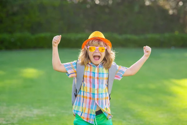 Retrato Crianças Verão Moda Crianças Entusiasmadas Com Chapéu Óculos Sol — Fotografia de Stock