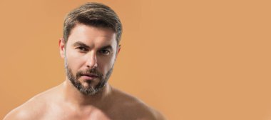 Temiz ciltli güzel bir adam. Güzel erkek cilt bakımı. Kozmetik güzellik ve kaplıca. Erkek yüz bakımı ve sağlık. Başlık için afiş, kopyalama alanı. Web tasarımı için poster