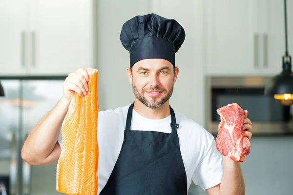 Millennial Spaanse Man Chef Kok Uniform Houden Vis Vlees Zalm — Stockfoto
