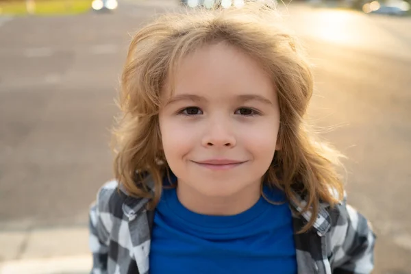 Porträtt Pojke Naturen Parken Eller Utomhus Närbild Ansikte Lycklig Barn — Stockfoto