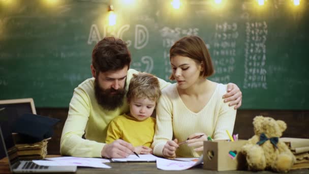 Pai Mãe Ensinando Crianças Escola Jovem Pai Mãe Ajudando Filhos — Vídeo de Stock