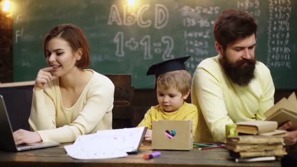 Aprenda Estude Casa Livro Desenho Família Feliz Mãe Pai Filho — Vídeo de Stock