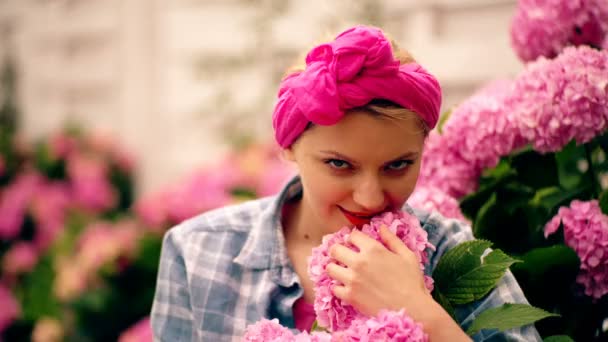 Žena Čichá Květinám Zahradnice Zasadí Květiny Domácí Zahradě Zahradnictví Květinářství — Stock video