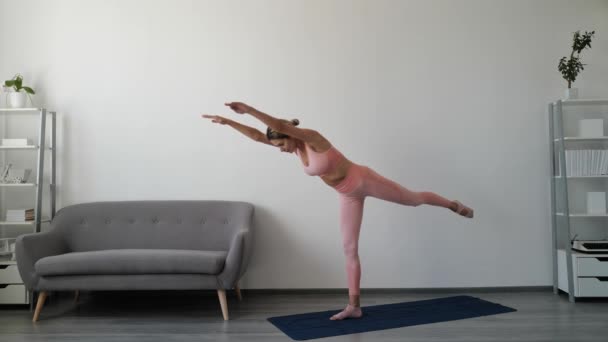 Femme Pratique Yoga Exercice Étirement Corps Maison Jeune Matin Exercice — Video