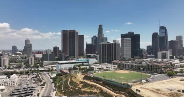ロサンゼルスのダウンタウンのアリアルフライドローン高層ビル街 オフィスビル 高層ビル Laの都市地区 2022年6月1日ロサンゼルス — ストック動画