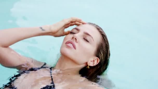 Seksowna Kobieta Basenie Model Kostiumów Kąpielowych Wakacje Dziewczyna Seksownych Strojach — Wideo stockowe