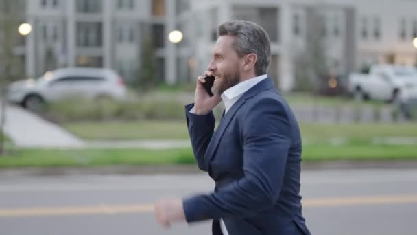 Correndo Homem Negócios Com Telefone Livre Empresário Falar Telefone Reunião — Vídeo de Stock