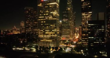 Los Angeles şehir merkezi hava manzaralı. Gece vakti Los Angeles şehir merkezinde. Finans Bölgesi, geceleri ünlü gökdelenler. Los Angeles Belediye Binası. Los Angeles Finans Bölgesindeki gökdelenler