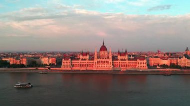 Budapeşte 'nin havadan görünüşü. Tuna Nehri, Macaristan. Macaristan Parlamentosu ve Budapeşte 'deki Tuna Nehri. Budapeşte şehir manzarası. Budapeşte 'nin merkezinden uç