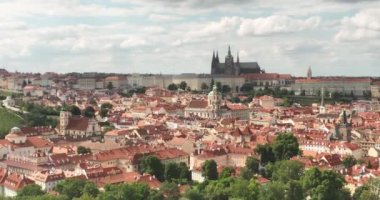 Charles Köprüsü, Prag 'daki Vltava Nehri, Çek Cumhuriyeti. Şehir panoraması. Prag 'ın panoramik manzaralı eski kasabası. Prag üzerinde insansız hava aracı uçuşu, üst manzara. Vltava Nehri