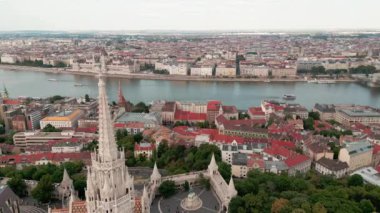 Budapeşte şehri Tuna Nehri 'nin ufuk çizgisi. Budapeşte, Macaristan. Budapeşte binasının hava manzarası. Macaristan şehir manzarası. Avrupa 'da seyahat ve turizm. Budapeşte Panoraması