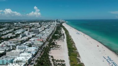 Miami plajı silueti. İHA 'dan Miami Plajı' nın tropik cennet manzarası. Miami South Beach Havacılık Panoraması. Florida 'da turizm merkezi oteller ve okyanus