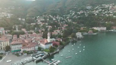 Como 'daki gölün hava aracı görüntüsü, şafakta dağlar. Bellagio Köyü, Como Gölü, İtalya