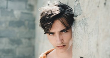 Çok yakışıklı bir adamın yakın portresi. Ciddi bir erkek yüzü. Erkek yüzü kapalı.