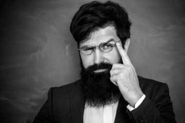 Öğretmenler Günü - bilgi ve eğitim okulu konsepti. Öğretmen üniversite sınavlarına hazırlanıyor. Öğretmenler meydan okuyor ve ilham veriyor