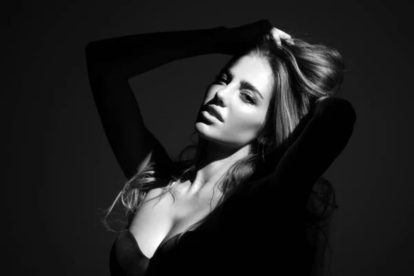 Modemodel Mit Schönheitsgesicht Zarte Frau Auf Schwarzem Dunklem Hintergrund Zärtlichkeit — Stockfoto