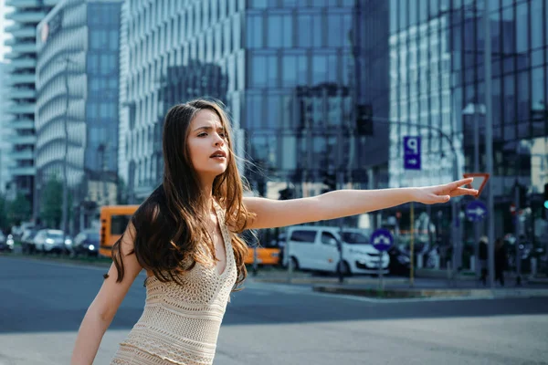 Genç Kadını Taksi Çağırıyor Kadını Şehir Caddesinde Taksi Yakalıyor Başarılı — Stok fotoğraf