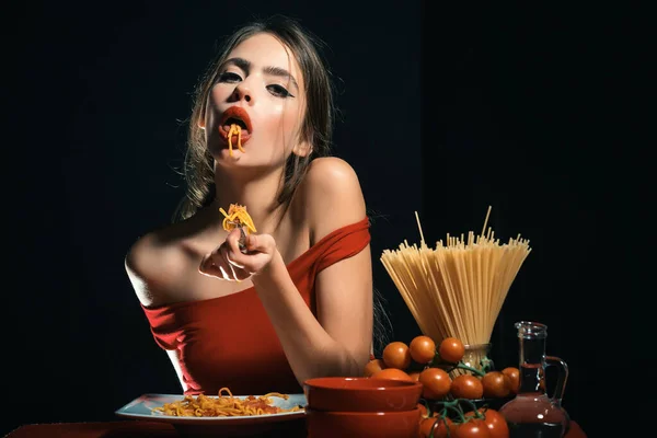 Mulher Sexy Estilo Italiano Comendo Espaguete Com Mãos Cozinha Sexy — Fotografia de Stock