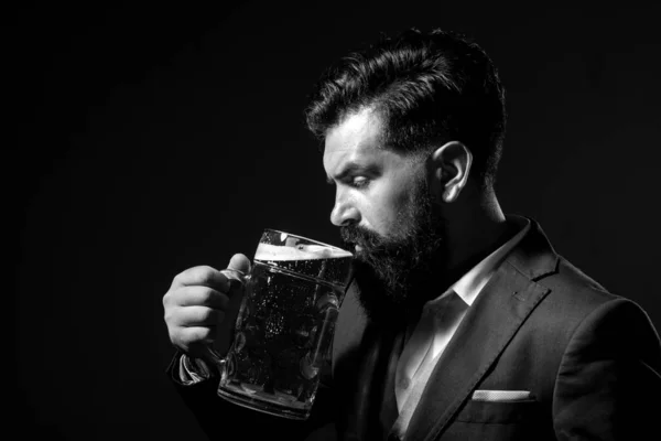 Profil Porträt Eines Bärtigen Hipster Mannes Hält Craft Beer Auf — Stockfoto