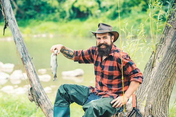 钓鱼业余爱好和暑假周末 带着鱼竿的留胡子男子渔民 — 图库照片