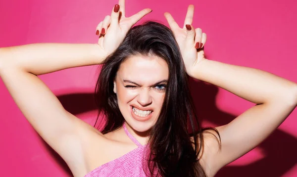 Çılgın Komik Seksi Kız Boynuzları Gibi Parmaklarıyla Komik Jestler Yapıyor — Stok fotoğraf