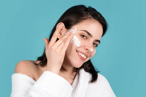 女人的容貌 漂亮女模的肖像在脸上涂上了洁白的面具 Skincare Healthy Skin Spa Facial Treatment Concept — 图库照片