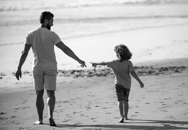 Отец Сын Гуляют Летнему Пляжу Папа Ребенок Держатся Руки Ходят — стоковое фото