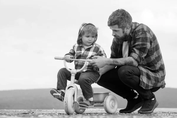 Батько Син Катаються Велосипеді Дітьми Відкритому Повітрі Милий Маленький Хлопчик — стокове фото