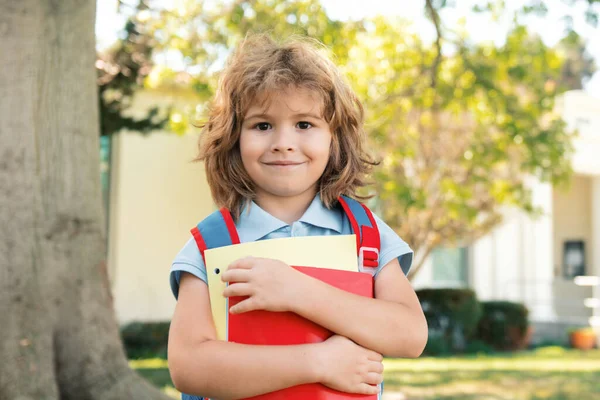 Knowledge Day Kid Study Schoolboy Backpack Walks Green Lawn Happy — Stock Photo, Image
