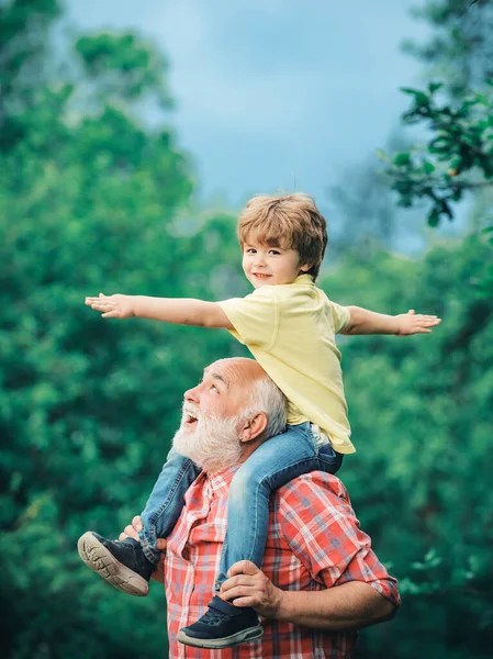 Avô Falar Com Neto Menino Avô Levantando Mãos Sobre Céu — Fotografia de Stock