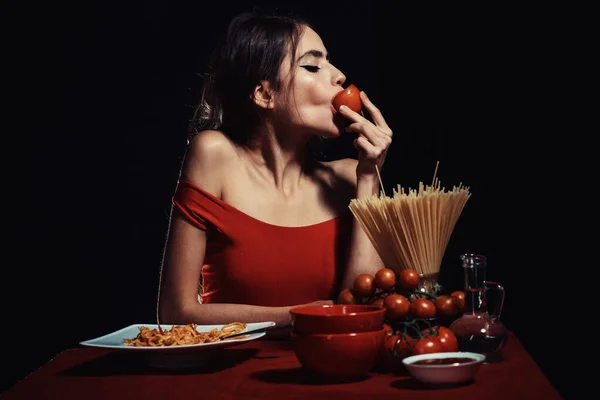 Ung Kvinna Äter God Italiensk Pasta Spaghetti — Stockfoto