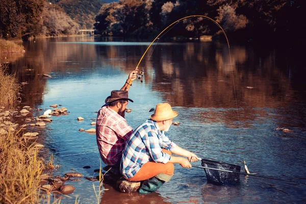 Los Hombres Hobby Recreación Los Pescadores Capturan Peces Con Éxito —  Fotos de Stock