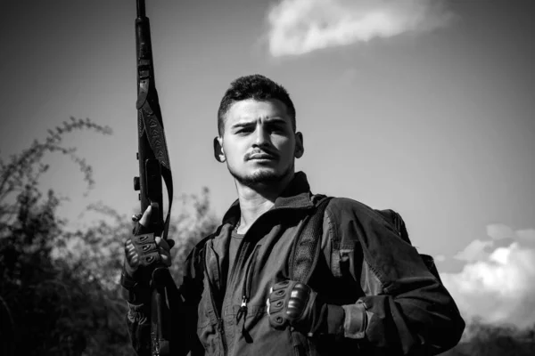 Nahaufnahme Porträt Eines Hammerigen Jägers Wilderer Mit Gewehr Der Einige — Stockfoto