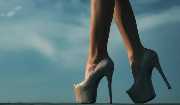 Yüksek Topuklu Ayakkabılı Genç Kadın Bacaklarının Yakın Çekimi Arka Planda — Stok fotoğraf