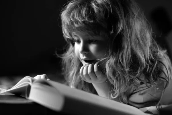 孩子们看书 孩子们看书 小男孩坐在客厅里看故事书中的图画 孩子在为小学做作业 睡前故事 孩子们童话 — 图库照片