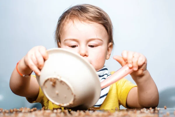 Happy Baby Child Spoon Baby Eating Kid Plays Kitchen Dishes — Stock Photo, Image
