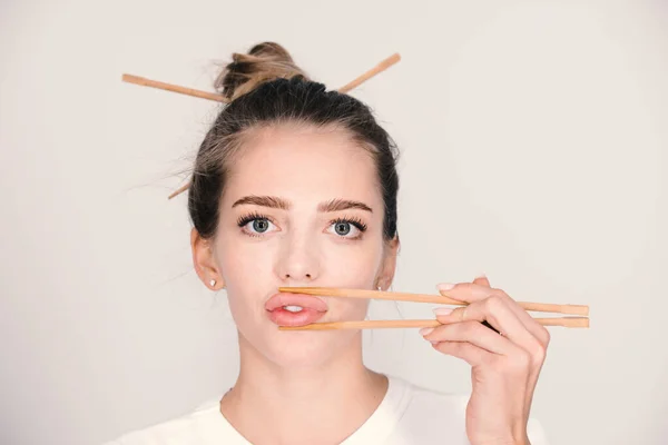 Sexy Junge Frau Einer Sushi Bar Berühren Sinnliche Lippen Mit — Stockfoto