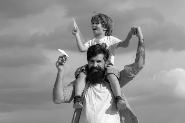 子供は父親の肩に座っている 家族の時間だお 楽しみ ください 息子に肩に乗って見上げる幸せな父親の肖像画 — ストック写真