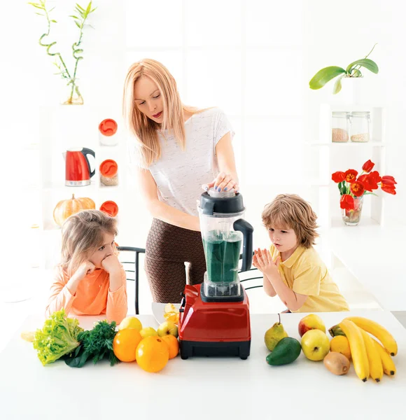 Anne Çocuklarıyla Yemek Pişirir Kız Oğlu Mutfakta Yeşil Meyve Suyuyla — Stok fotoğraf
