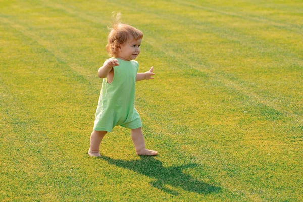 Dziecko Pięknym Wiosennym Zielonym Polu Zdrowe Dziecko — Zdjęcie stockowe