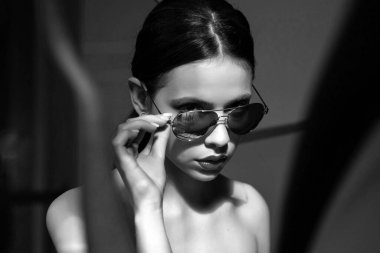 Güneş gözlüğü modası. Gözlüklü şehvetli bir kadın. Güzel bir kadın model. Moda tarzı eğilimi