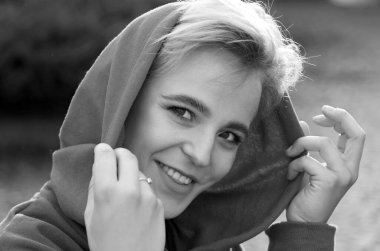 Sonsuza kadar genç. Gençlik sadece eğlenmek istiyor. Özgürlük hissi. Rahat çekici kız açık havada. Gençlik modası. Ücretsiz ve şık hissediyorum. Kız gençlik nesil için modern giysiler giymek. Yürüyüşün tadını çıkarın.