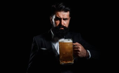Bira içen zarif bir adam. Bira bardağı tutan mutlu bira üreticisi