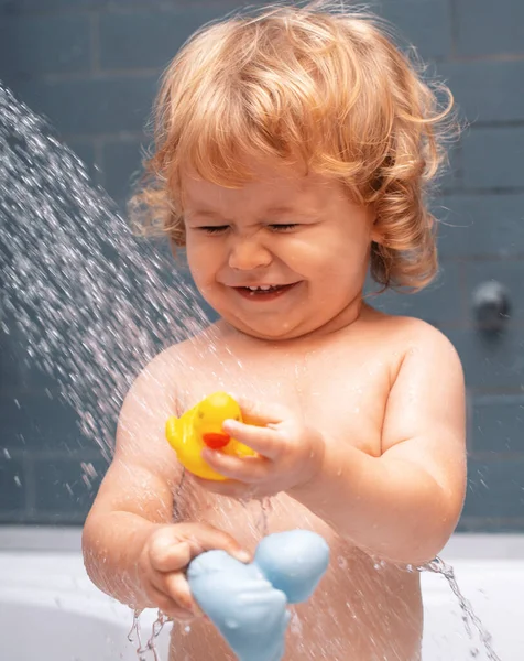 Prysznic Dziecka Szczęśliwe Dziecko Biorące Kąpiel Bawiąc Się Bańkami Pianki — Zdjęcie stockowe