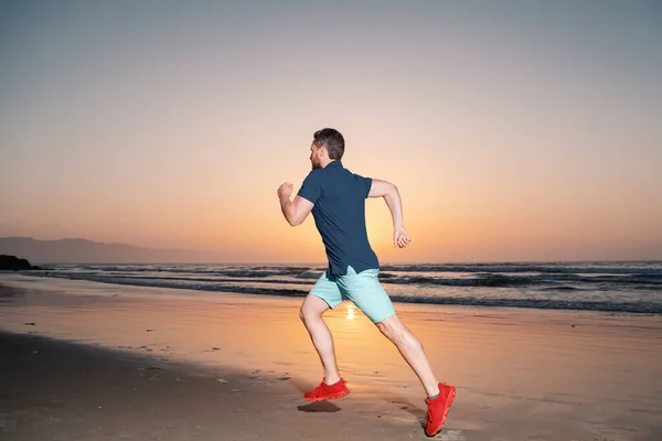 Mann Läuft Bei Sonnenuntergang Strand Mann Läuft Joggerin — Stockfoto